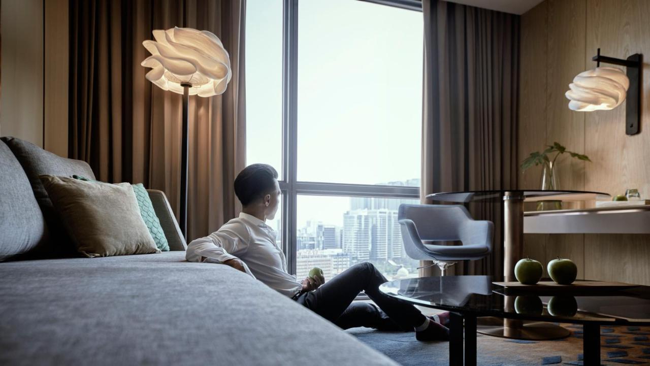 아마리 쿠알라룸푸르 호텔 외부 사진 A guest room at the hotel