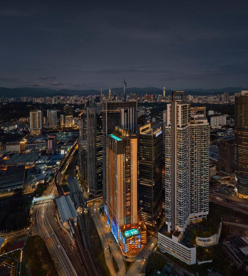 아마리 쿠알라룸푸르 호텔 외부 사진 Aerial view of the complex at night